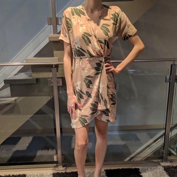 Babaton Dresses & Skirts - Beautiful Artizia Floral Dress👗🌸